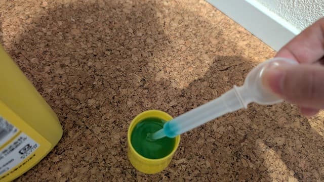 コントラコロラインをスポイトで吸う