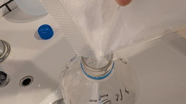 汽水のもとをペットボトルに入れる2