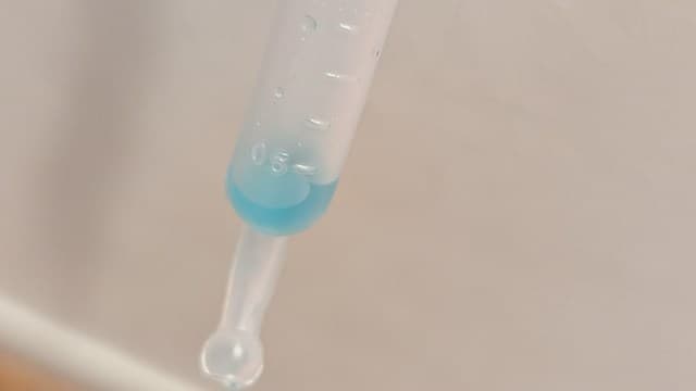 カルキ抜きをスポイトで吸ったところ