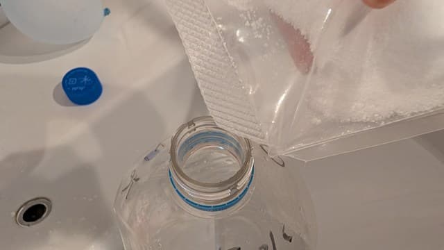 汽水のもとをペットボトルに入れる1