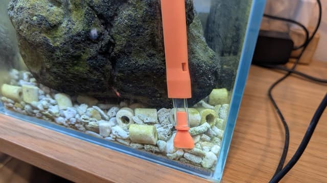 専用ホースでゴミを吸い取る